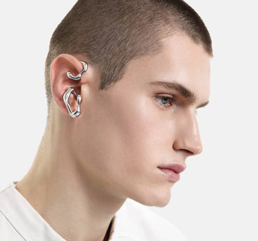 巻きつく有機的なシルバーイヤーカフ