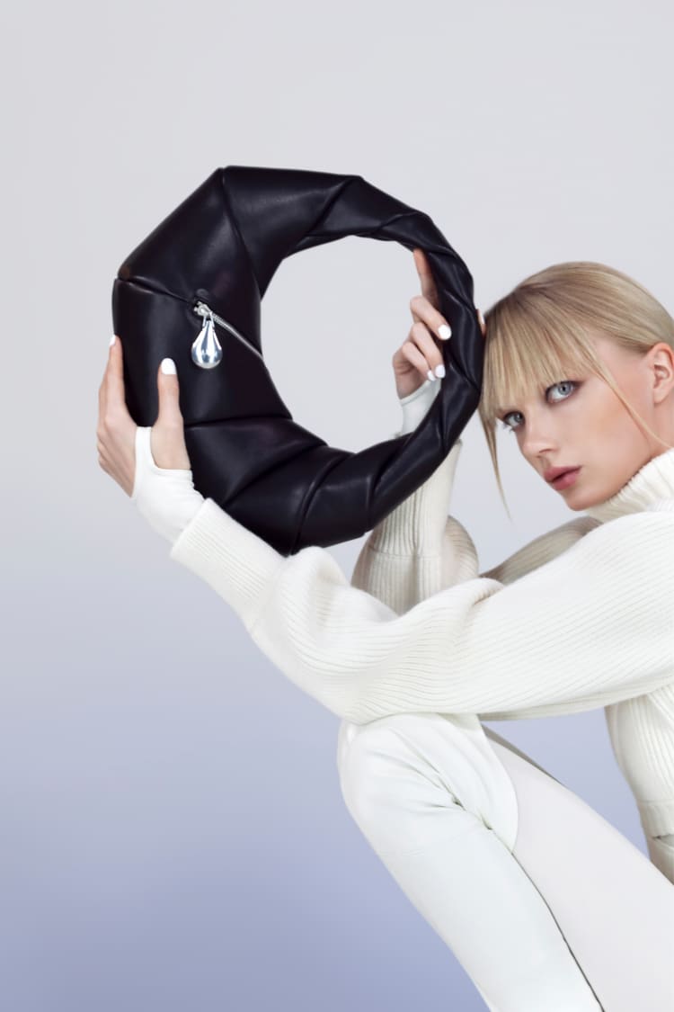 ブラックレザーハンドバッグ