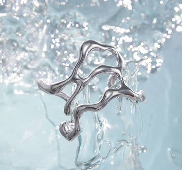 大胆な非対称シルバーバングル