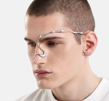 有機的な形のシルバーフェイスジュエリー