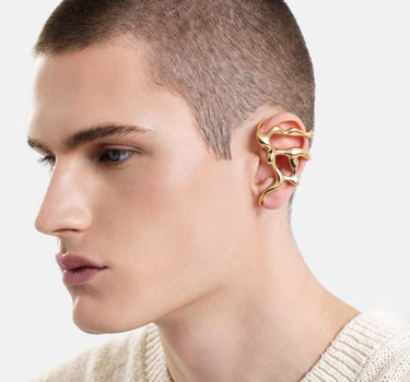 耳全体を覆うゴールドの液体イヤーカフ