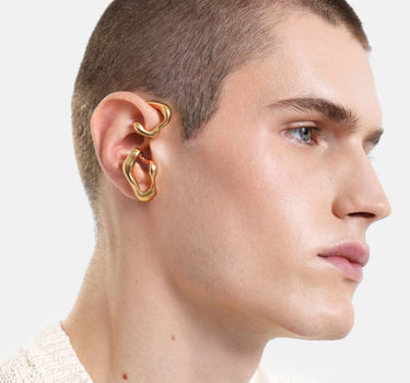 巻きつく有機的なゴールドイヤーカフ