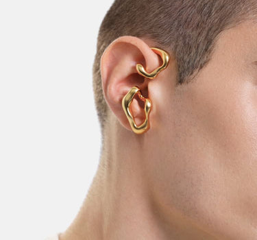 巻きつく有機的なゴールドイヤーカフ