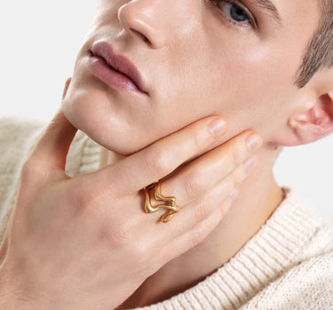 彫刻的なゴールドリング