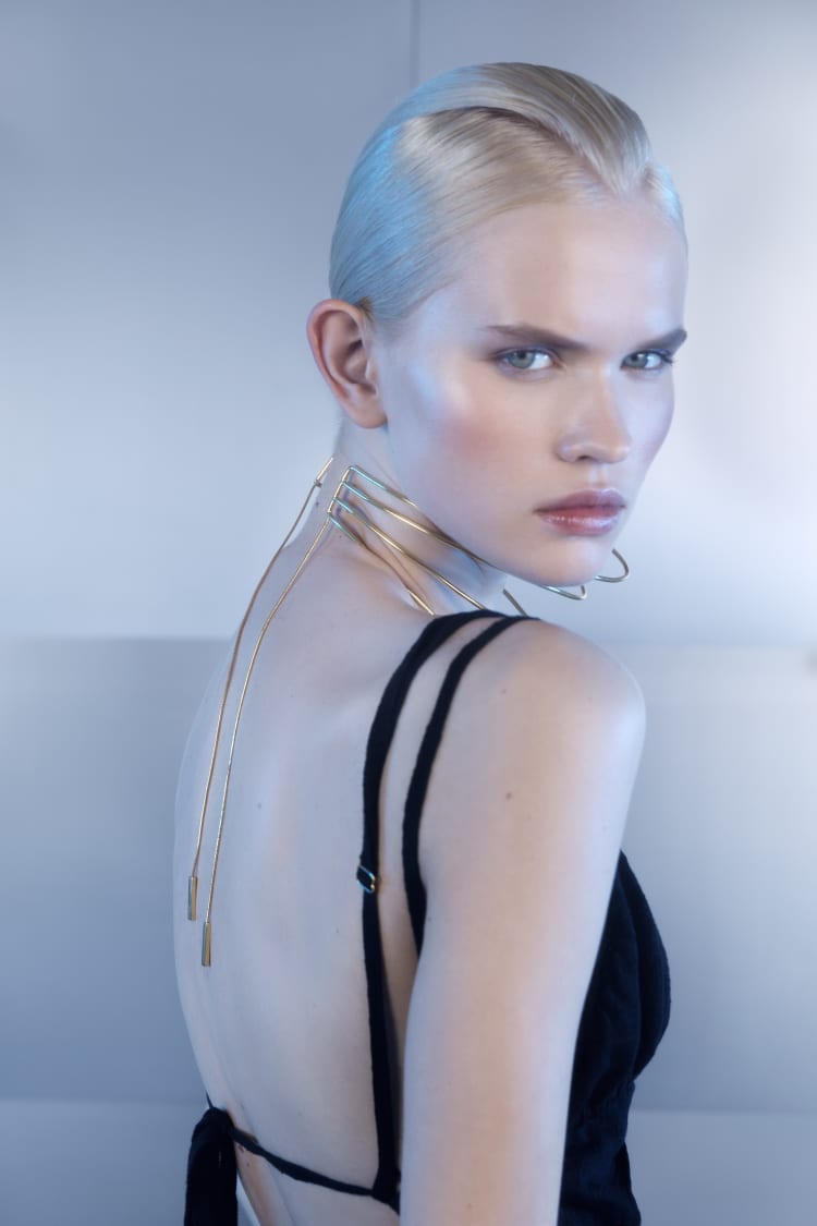 ゴールドカラーのチョーカーネックレス