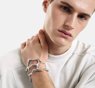 大胆な非対称シルバーバングル