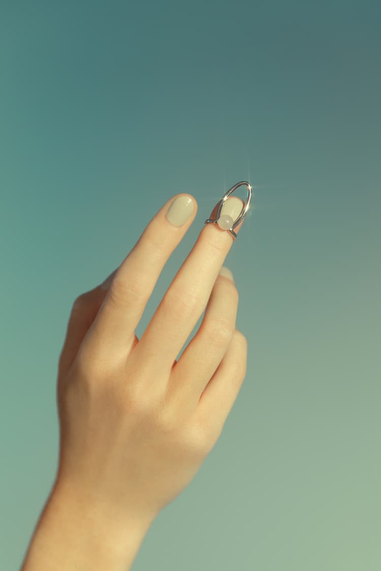 石をあしらったシルバーのネイルリング