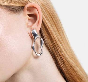 液体のようなシルバーフープピアス