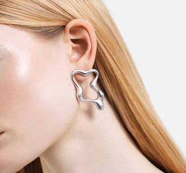 有機的なシルバーフープピアス