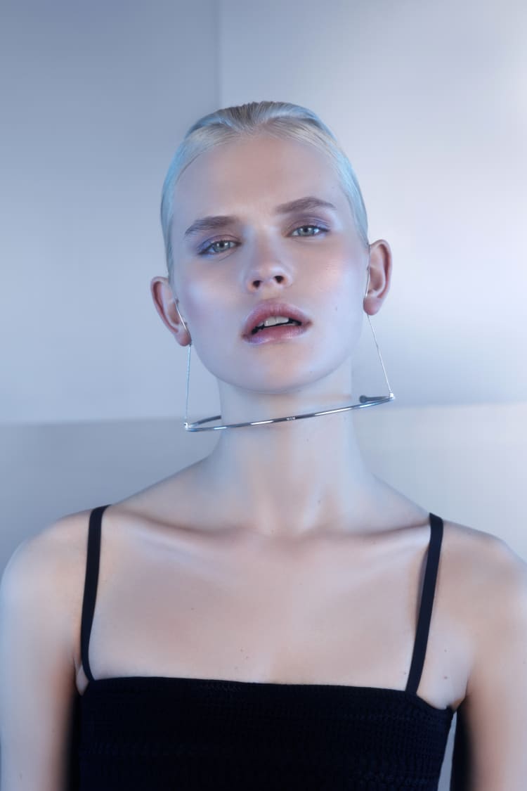 シルバーのユニークなネックレス