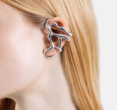 耳全体を覆うシルバーの液体イヤーカフ