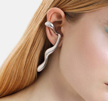 耳に巻きつくシルバーの液体ピアス