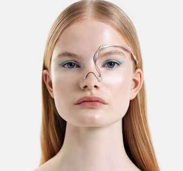 有機的な形のシルバーフェイスジュエリー