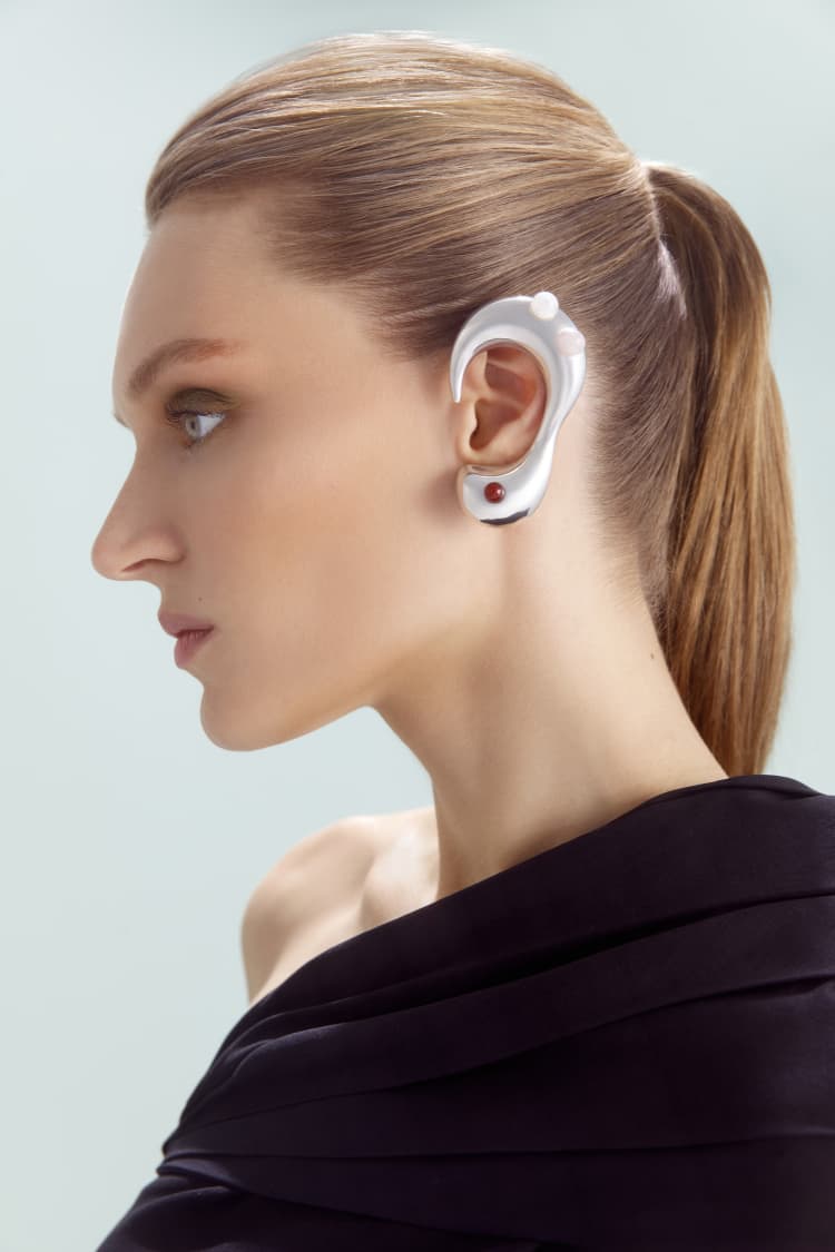 ストーンをあしらったシルバー製フルイヤージュエリー