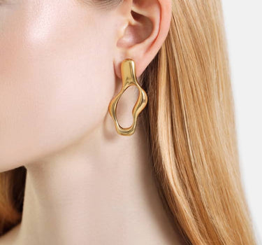 液体のようなゴールドフープピアス
