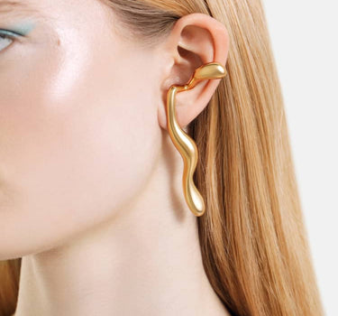 耳に巻きつくゴールドの液体ピアス