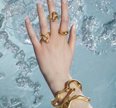 大胆な非対称ゴールドバングル