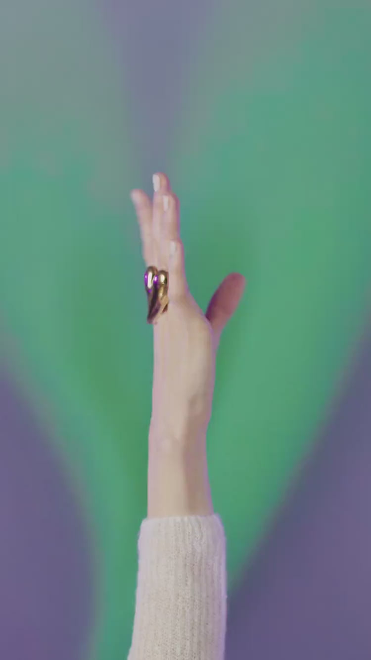 ゴールドの大きなハート型リング