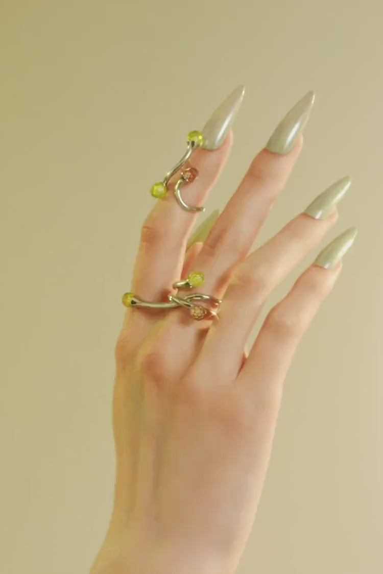 トパーズとオパールのクリスタルをあしらったシルバー製アシンメトリーリング