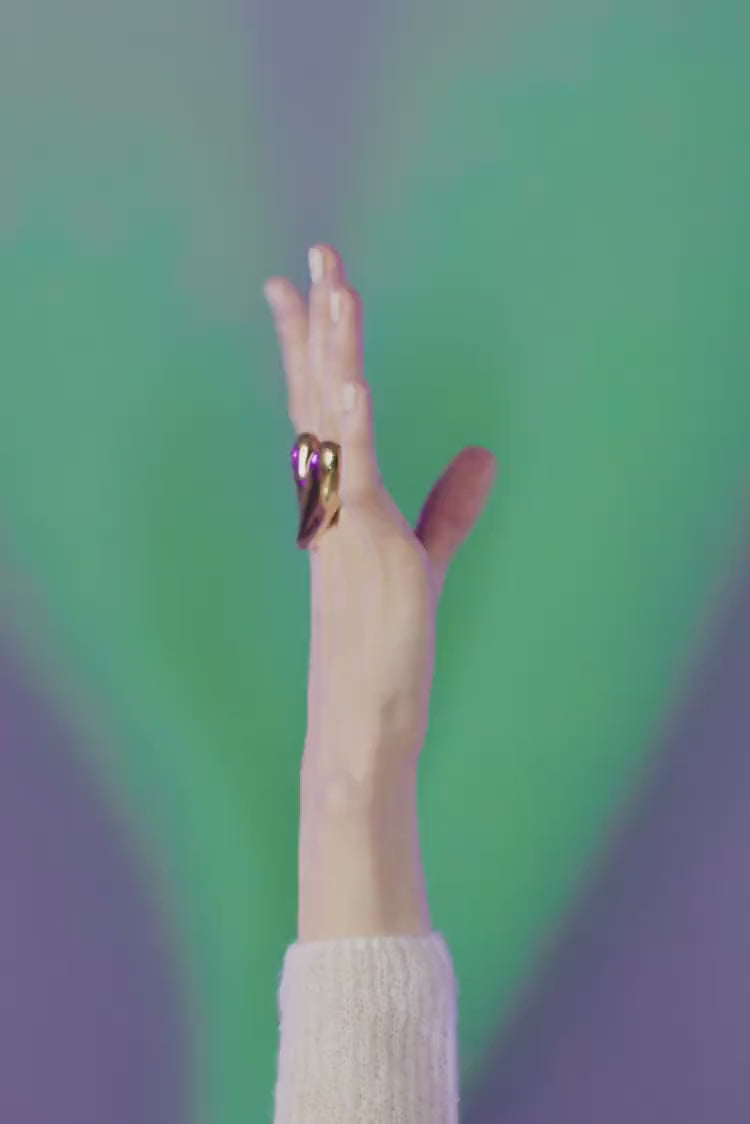 ゴールドの大きなハート型リング