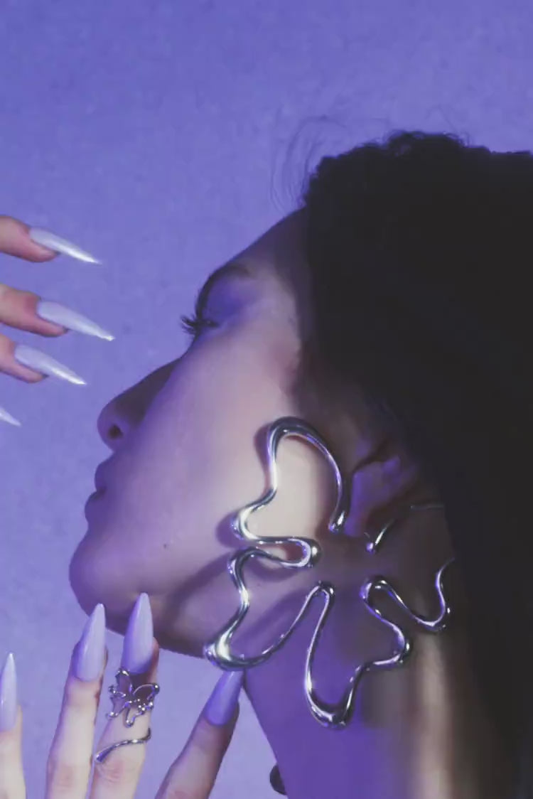 大ぶりなシルバーの蝶モチーフイヤリング