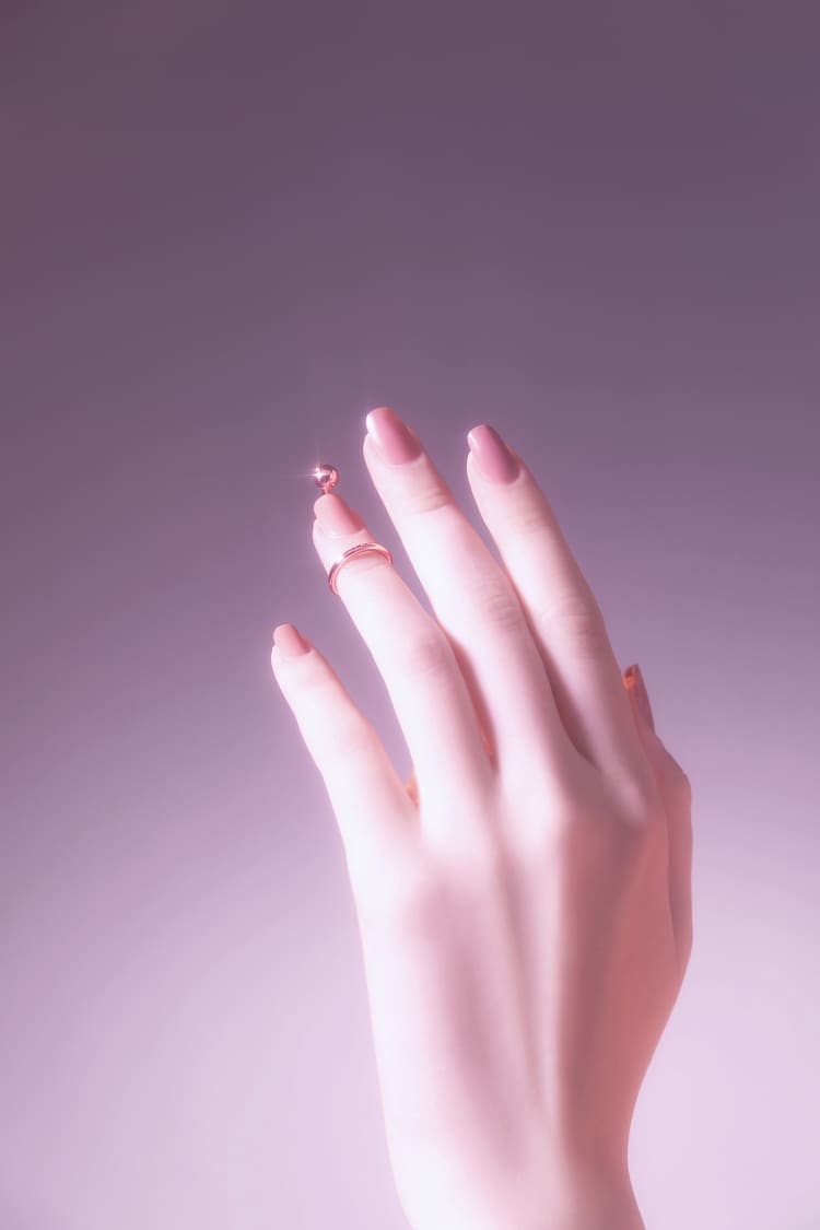 ローズゴールドのネイルリング